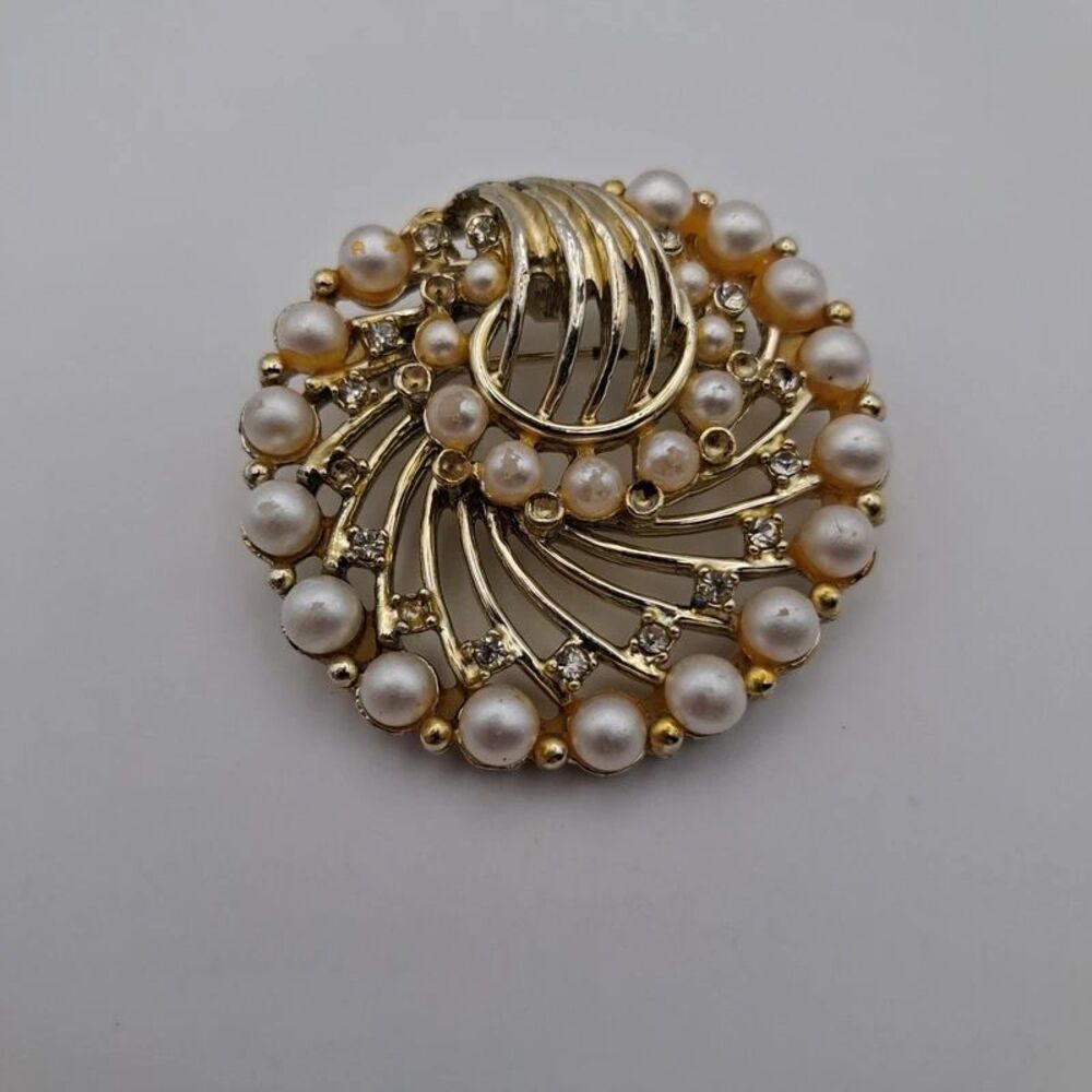 Vintage smell shaped brooch